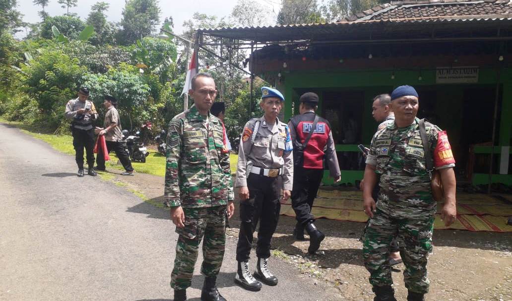 Kapten Chb Pardi Danramil 12/Girimulyo Kodim 0731/Kulon Progo, Jumat (26/04/2024), menghadiri Safari Jumat Tingkat Kabupaten Kulon Progo dan  penyerahan bansos dari Baznas Kulon Progo untuk Masjid Al Mustaqim Prangkoan, Purwosari, Girimulyo.dan enam warga masyarakat pelaku UMKM.