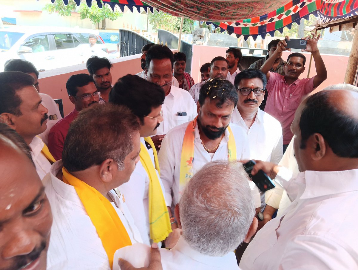 VSubash_TDP's tweet photo. ఈ రోజు అనగా 29-04-2024
రామచంద్రపురం నియోజకవర్గం 
రామచంద్రపురం మండలం 
 *రాజబాబు నగర్* 
 *ఉప్పాడ బులక్ష్మి* గారు మరియు *దాసు* గారి  ఆధ్వర్యంలో అధిక సంఖ్యలో 
TDPJSPBJP ఉమ్మడి MLA అభ్యర్థి 
శ్రీ *వాసంశెట్టి శుభాష్* గారు సమక్షంలో లో తెలుగుదేశం పార్టీ లో చేరడం జరిగింది.
#AdminPost https://t.co/dxnSX6GMQY