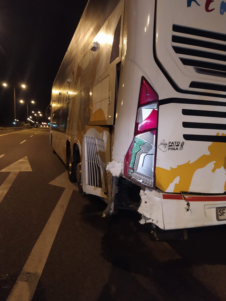 AHORA Unidades de Emergencia trabajan en Ruta A1 altura peaje (ruta Aeropuerto) Se trata de colisión posterior Volcamiento. Entre un vehículo menor y un bus Kenny Bus . #Iquique