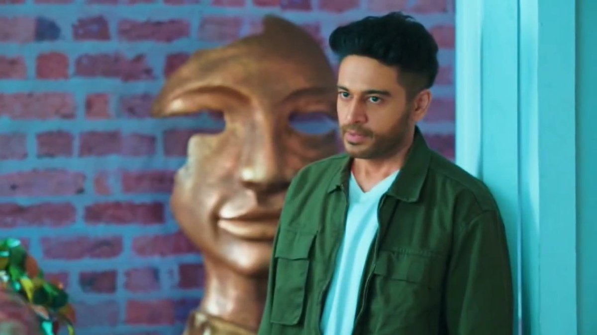 The episode didn't interest me a bit but I want GK's 'Vishesh Tippani' on that mask decor behind him in this scene.

Koi poochh ke aao please! 😭

#AnujKapadia