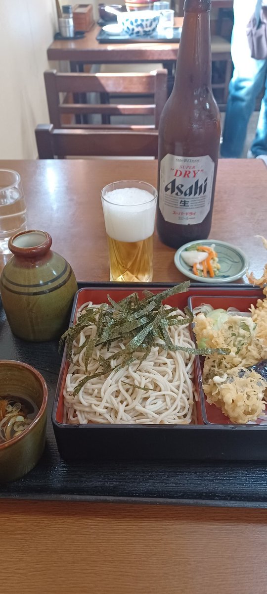 近所の蕎麦屋さんで遅い昼メシ🍺このあと実家に遊びに行こうと思う。ボクの連休終わり🎵地元の連中はみんな仕事してるからこれでもなんか申し訳ないです(汗)