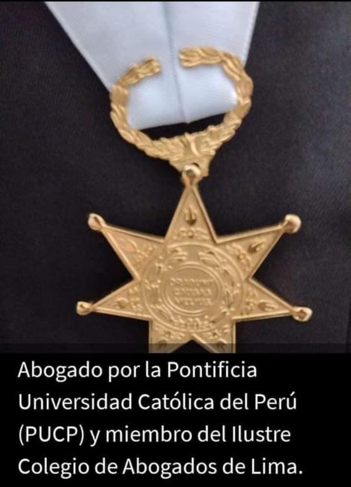 En Perú los Abogados no usamos toga, sino está medalla como distintivo y cuya cinta varía de color en atención al Colegio de Abogados donde nos encontremos inscritos. En mi caso color azul celeste (Colegio de Abogados de Lima). Su uso es obligatorio.