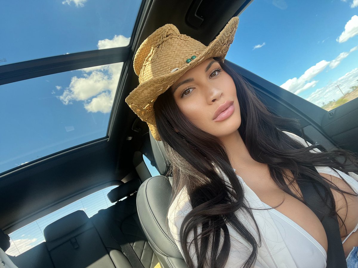 On my way to my shoot 🤠