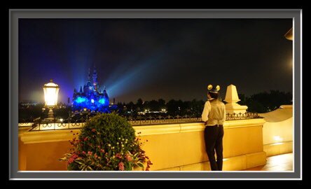 @ProgressCityUSA @JustEllenIGuess @WorldofManimal @MgtyMicroscope Imagineer Christopher Merritt who was responsible for the design of Mickey Avenue retrieved artifacts from the Disney Archives to examine the true life history of Snow White’s Asia premiere. A display case inside Club 33 has replicas of these artifacts….