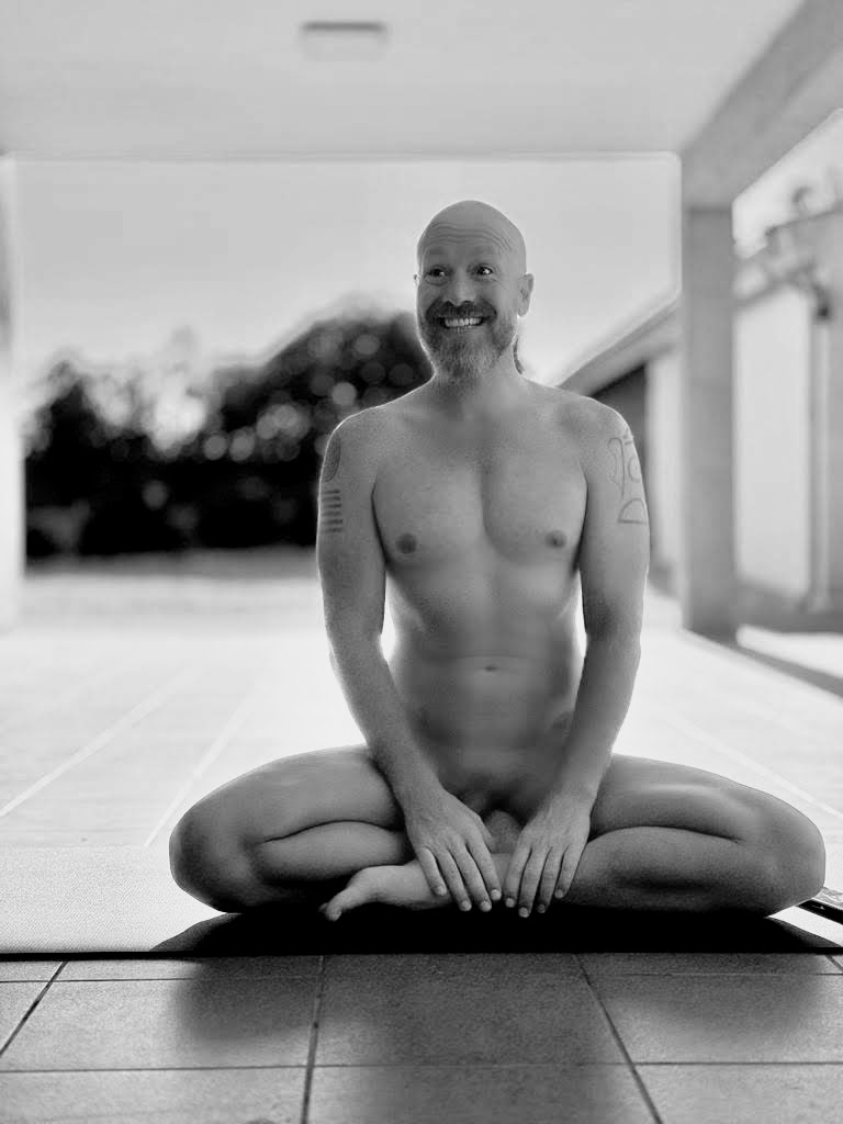 Cultivate kindness, compassion, joy & equanimity towards yourself, towards all beings, and towards all experiences.... and you too can smile like a crazy person 😉 I love you - Matt 💙 #NormaliseNakedYoga #MonochromeMonday