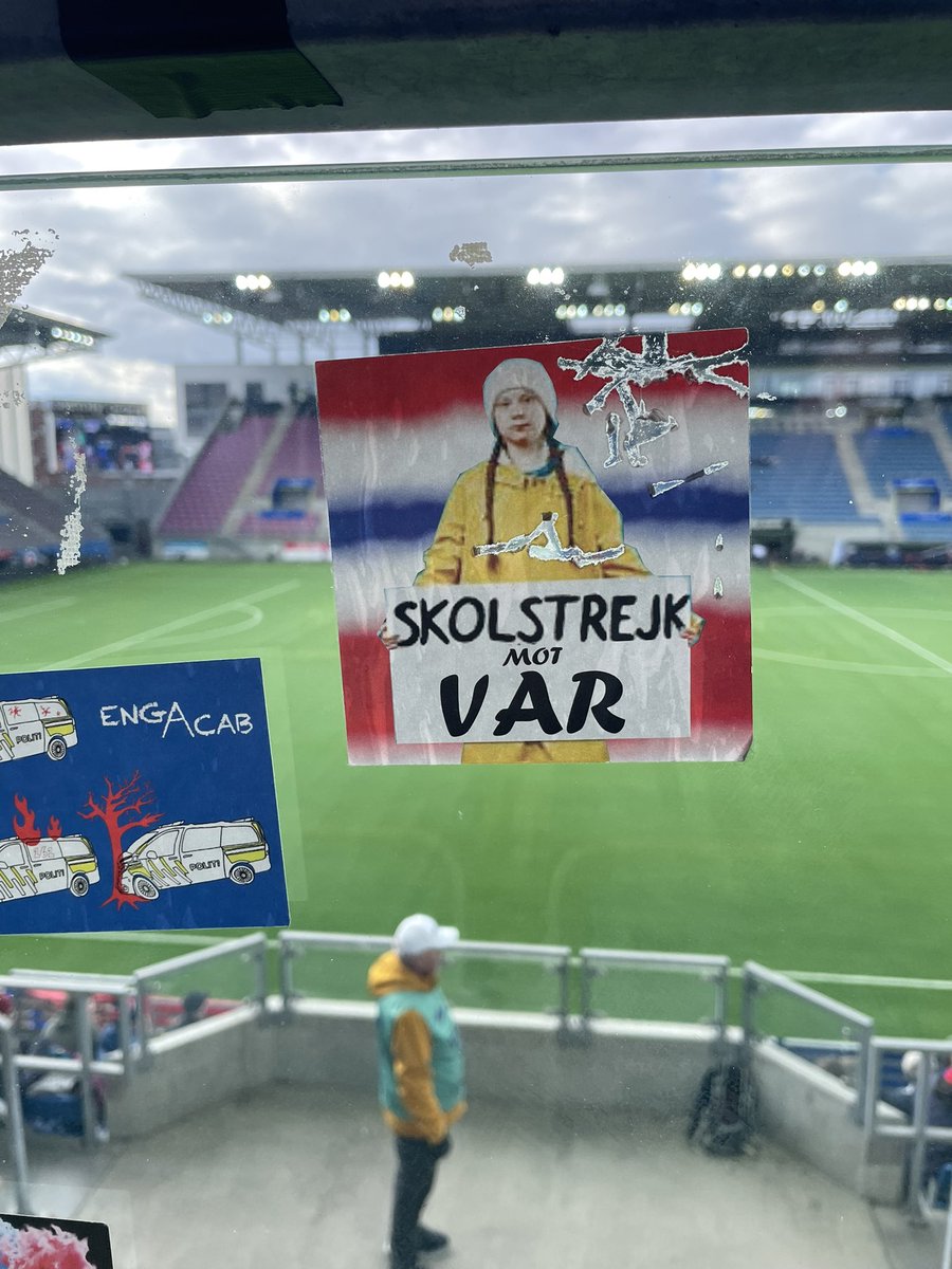 Bra gjort, Sverige! 🇸🇪 Det svenske fotballforbundet har bestemt seg for å ikke innføre VAR. I Norge øker motstanden, vil flere land avvikle ordningen framover? La oss håpe det.
