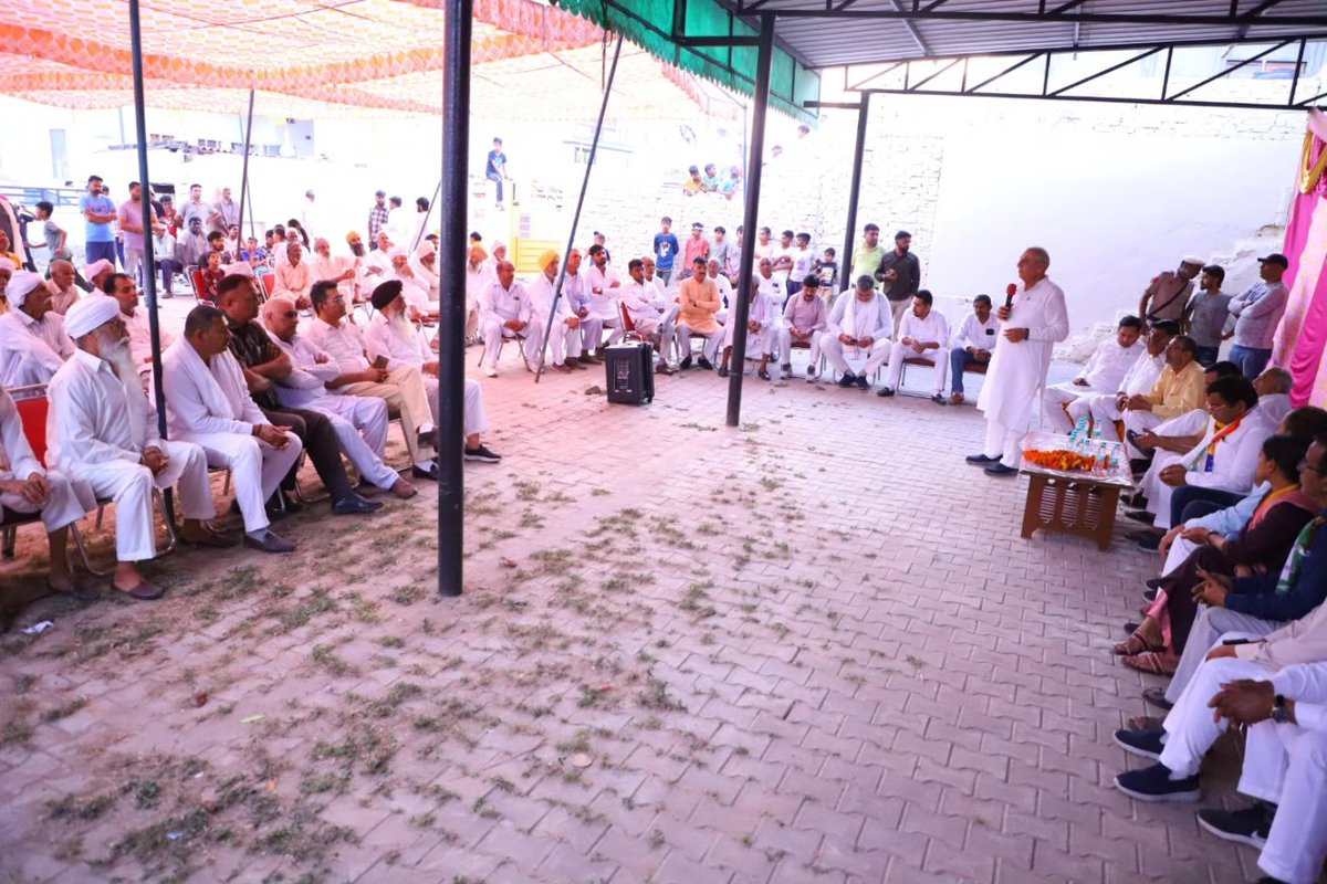 DrSushilKrGupta's tweet photo. बदलाव के लिए कुरुक्षेत्र तैयार है 

जनसंपर्क के दौरान लोकसभा कुरुक्षेत्र की थानेसर विधानसभा के गांव समसपुर में पहुंचकर अपनों का आशीर्वाद लिया और आगामी 25 को ज्यादा से ज्यादा संख्या में मतदान का आग्रह किया।

बदलेंगे कुरुक्षेत्र-बदलेंगे हरियाणा
इब्बकै INDIA को जिताणा 🇮🇳

#aamaadmiparty #aapharyana #loksabhaelection2024  #kurukshetra #india #indiaalliance #sushilgupta4kurukshetra #ज़ुल्म_का_जवाब_वोट_से