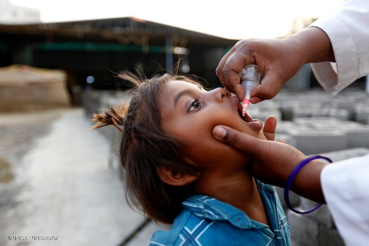 Chaque vaccin compte. Goutte après goutte, l’UNICEF et ses partenaires contribuent à vacciner les enfants contre la poliomyélite. Ensemble, il est #HumainementPossible d’en finir une fois pour toutes avec cette maladie.