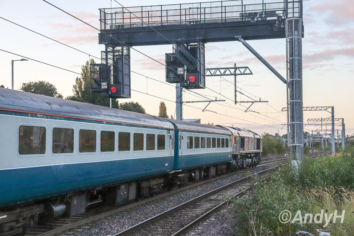 #MondayMorningBlues A look back to last September, some fine looking blue & grey mk2 aircons behind #GBRF 66718 departing from Kettering with #UKRailtours 'The Bluebell Railway' railtour, 1Z80 East Midlands Parkway to East Grinstead. #MidlandMainlineMonday #MML 23/9/23