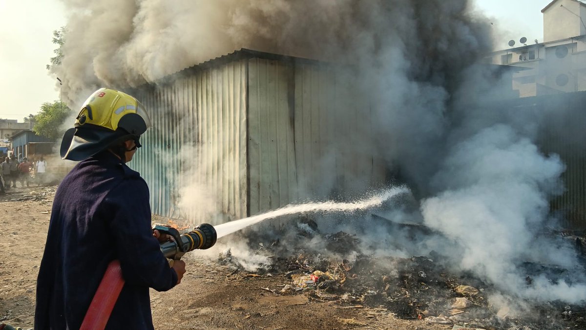 @PMCPune महंमदवाडी, सय्यदनगर येथे एका भंगार मालाच्या गोडाऊनमध्ये सकाळी आग लागली होती. दलाच्या जवानांनी आग पुर्ण विझवली असून कोणी जखमी नाही #punefire