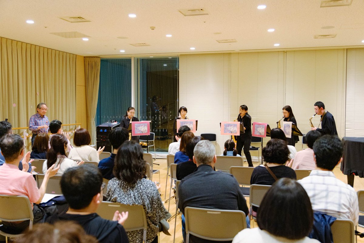 Sakura🌸Sax
第３回演奏会
無事に終わりました❗️
たくさんのお客様に私たちの演奏を聞いて頂きました😊
あっという間の１時間✨
用意したアンケートに楽しかった～の文字と来年も来ますとみなさんからのメッセージがありすごく嬉しかった～💕
次回もがんばります❗️