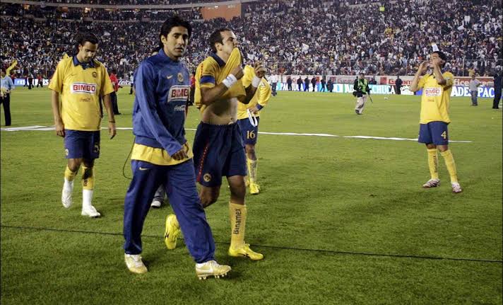 Mucho sobre el tema de Pachuca y el poco descanso entre Concachampions y Play-In, pero se nos olvida que, lamentablemente, esto no es algo nuevo... Hay varios ejemplos, pero uno muy llamativo es el del 2007...

El @ClubAmerica jugó Copa Libertadores y Liguilla de la #LigaMX🇲🇽 en…
