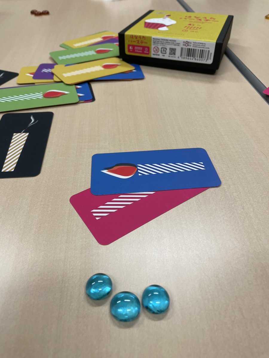 はなうたバースデー。
バースデーソングを歌いながらリズム的にカードを出し、カード内容を瞬間判断して誰が次のフレーズを歌う人が決まる。コンパクトなルールにオシャレなカード。良いプロダクト。○