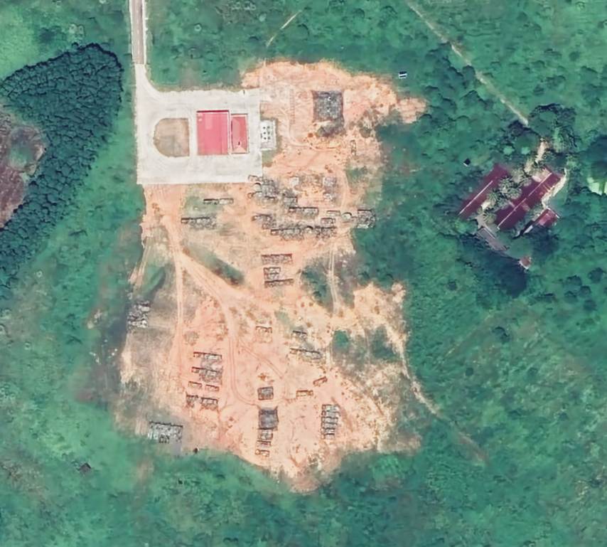 This is most likely a spacecraft tracking base of a SSF unit under Xi'an Satellite Measurement and Control Centre, MUCD 63782. Construction started in early 2021 and more facilities are still being added. There is a unit 63783 in Kashgar and 63780 in Sanya.
#orbat #osint