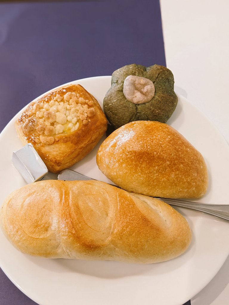 miriniddm's tweet photo. パン食べ放題のランチ🧇🥯🥖🥐🫓
メインはチキン🍗
普段10単位のところを16打って食べました。　パンは10個くらい
血糖値バク上がりすることなく経過しました👍

バセドウの薬が効いてきたみたいで、朝の脈拍が100を下回るようになってきた💪
#１型糖尿病
#バセドウ病
#パン食べ放題 https://t.co/hCWKsZBo5E