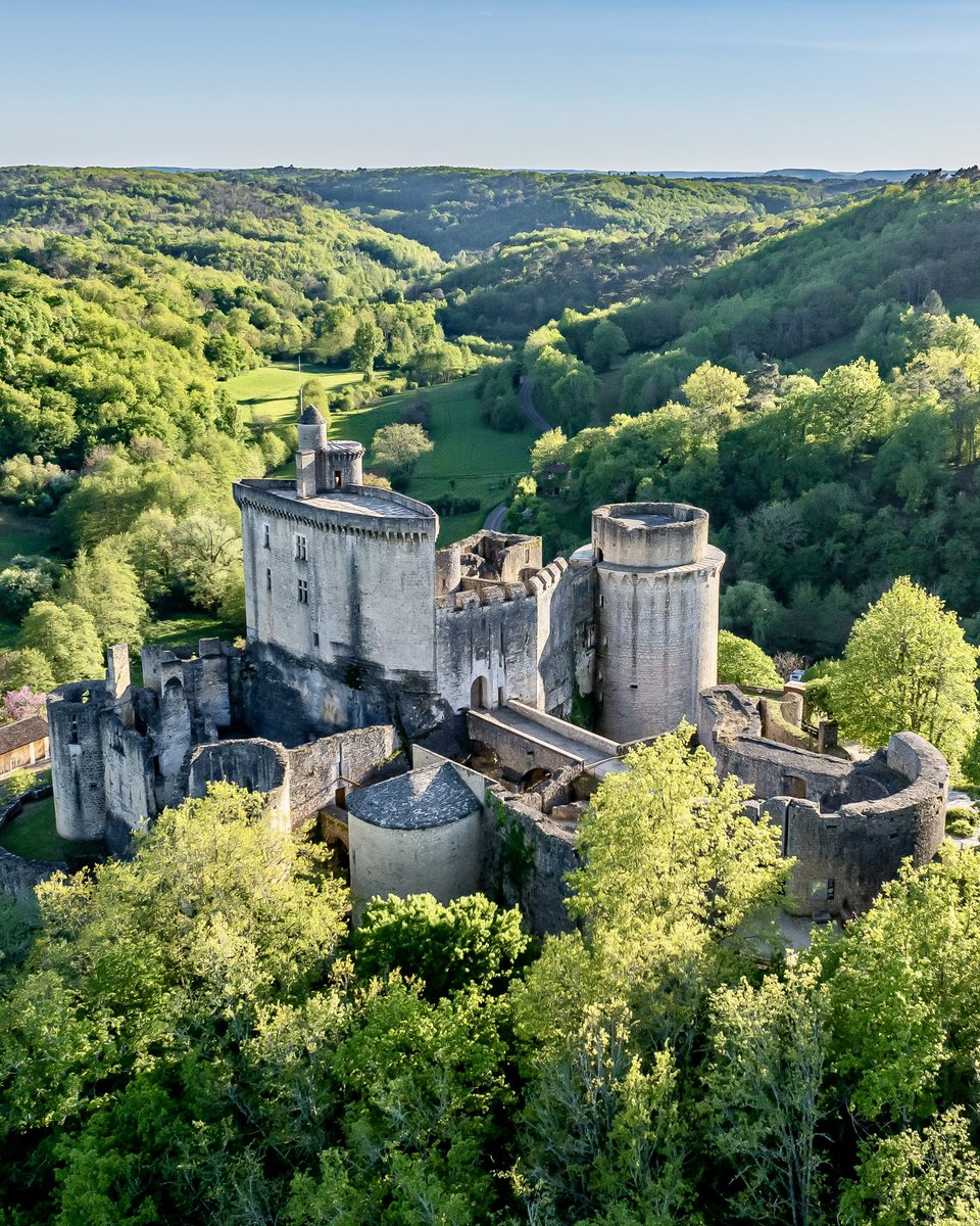 hdlfrance's tweet photo. Direction Saint-Front-sur-Lémance dans le Lot-et-Garonne pour découvrir le magnifique château de Bonaguil. https://t.co/tsPgIskery