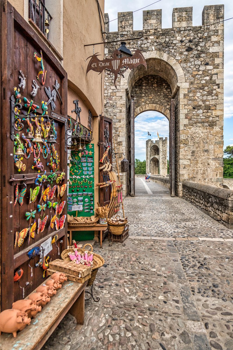 Molt bon dia de dilluns des de #Besalú municipi de la #RepublicaCatalana que passeu un bonica setmana.