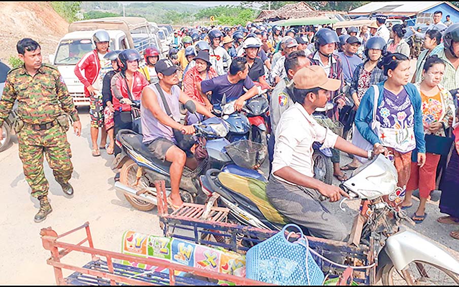 The Myanmar junta said Monday its forces had recaptured Kawkareik, a town on a vital Myanmar-Thailand trade route in Karen State, from Karen resistance groups and allied PDFs. It urged all residents who fled the town to return. Photos: Junta website 
#WhatsHappeningInMyanmar