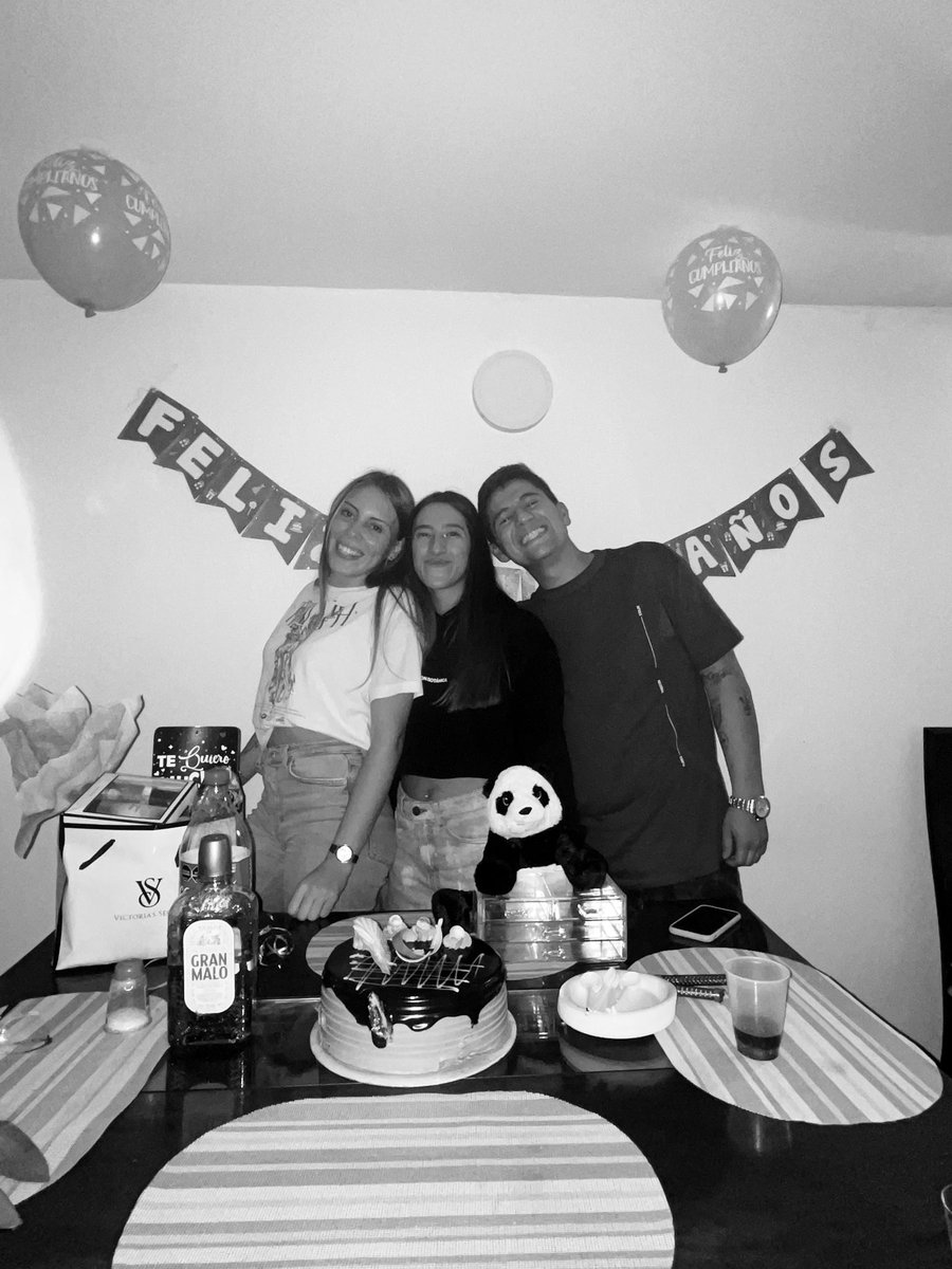 val2302R's tweet photo. Ni la entenderán jamás, los amo para toda la vida ✨😩. https://t.co/0nYwDvcwXn