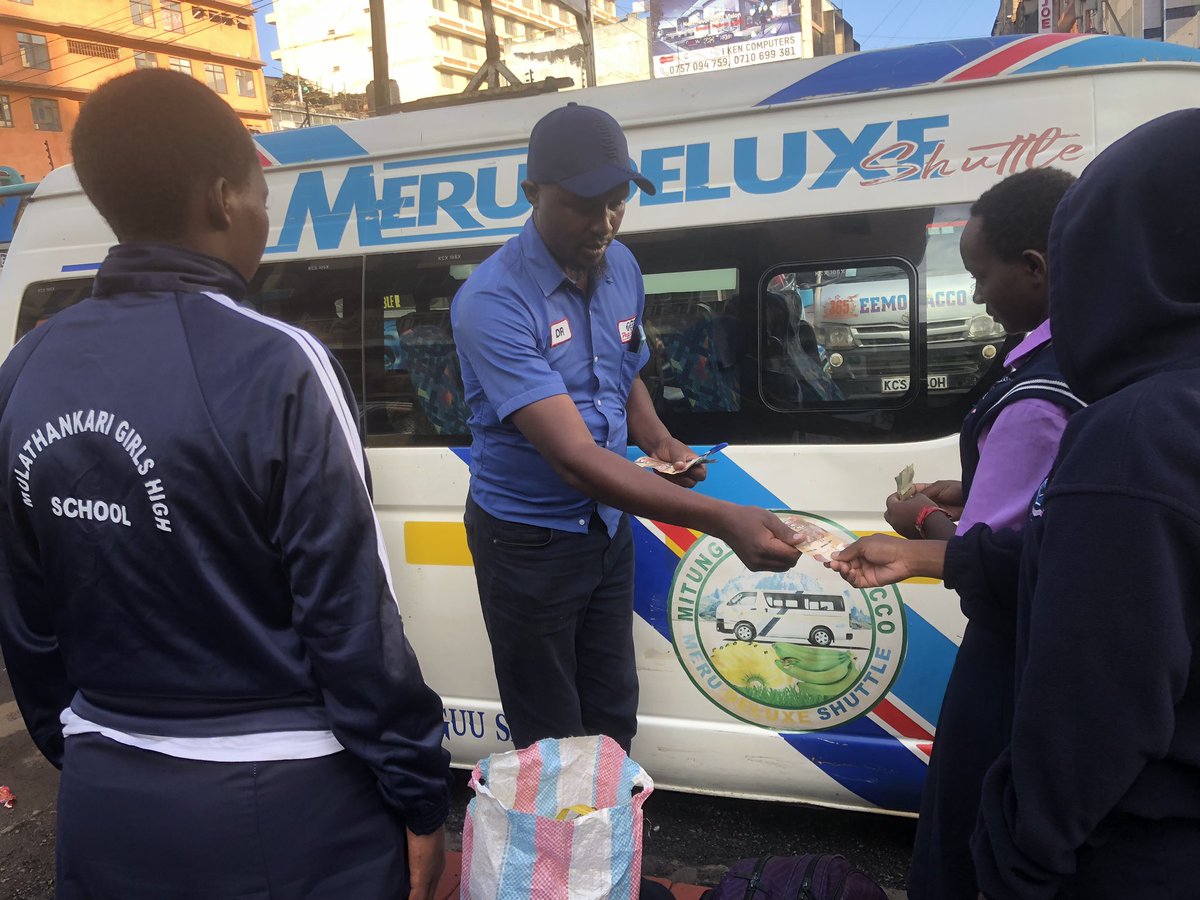 Good gesture from the conductor of this Meru Deluxe Shuttle who’s refunding fares to stranded students who were unaware of the opening day postponement.