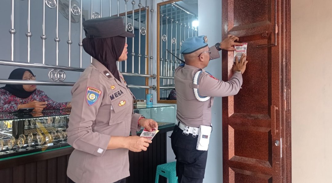 Petugas Polsek Kedawung melaksanakan pemasangan stiker, sosialisasi wa center Polres Sragen dan nomor kepolisian 110 kepada warga masyarakat di toko emas Bimo Seno jambangan celep Kedawung sragen