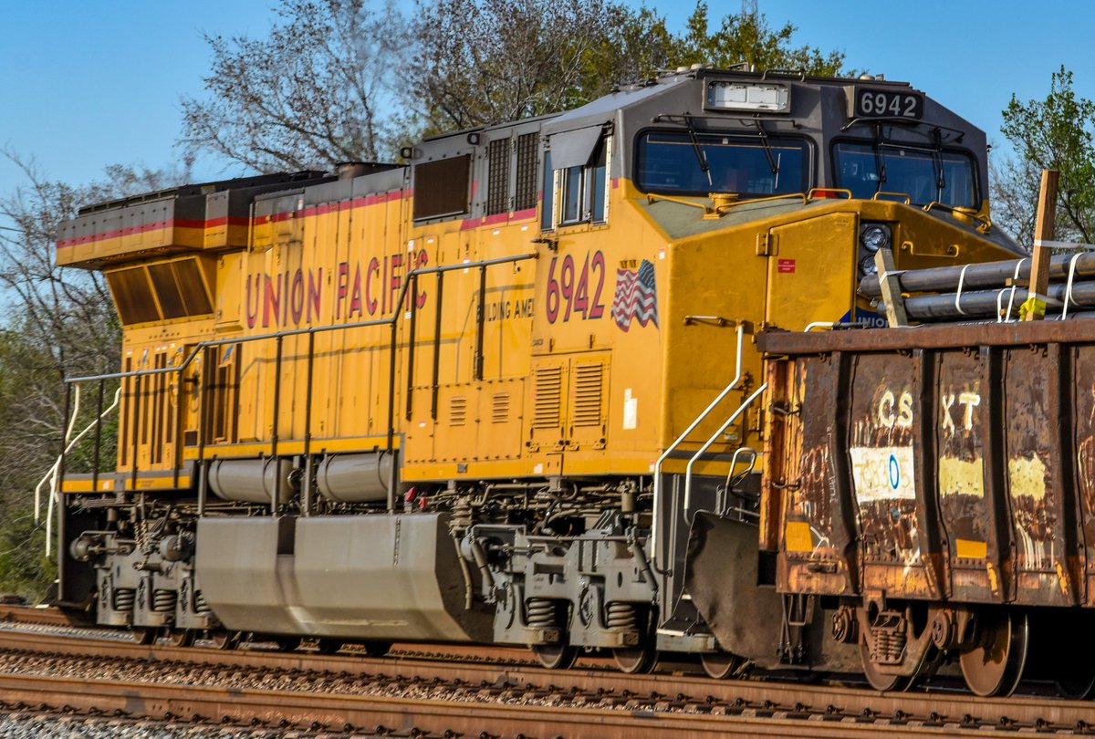 One of my favorite @UnionPacific Locomotives, the GE AC4460CW, assists as an end train DPU on a loaded pipe train through Tower 26 in Houston, Tx.  Unit 6942 is missing a top road number sign!  #Photography #Train #Trains #Trainphotos #Railphotos #Railroad #Railfanning #Houston