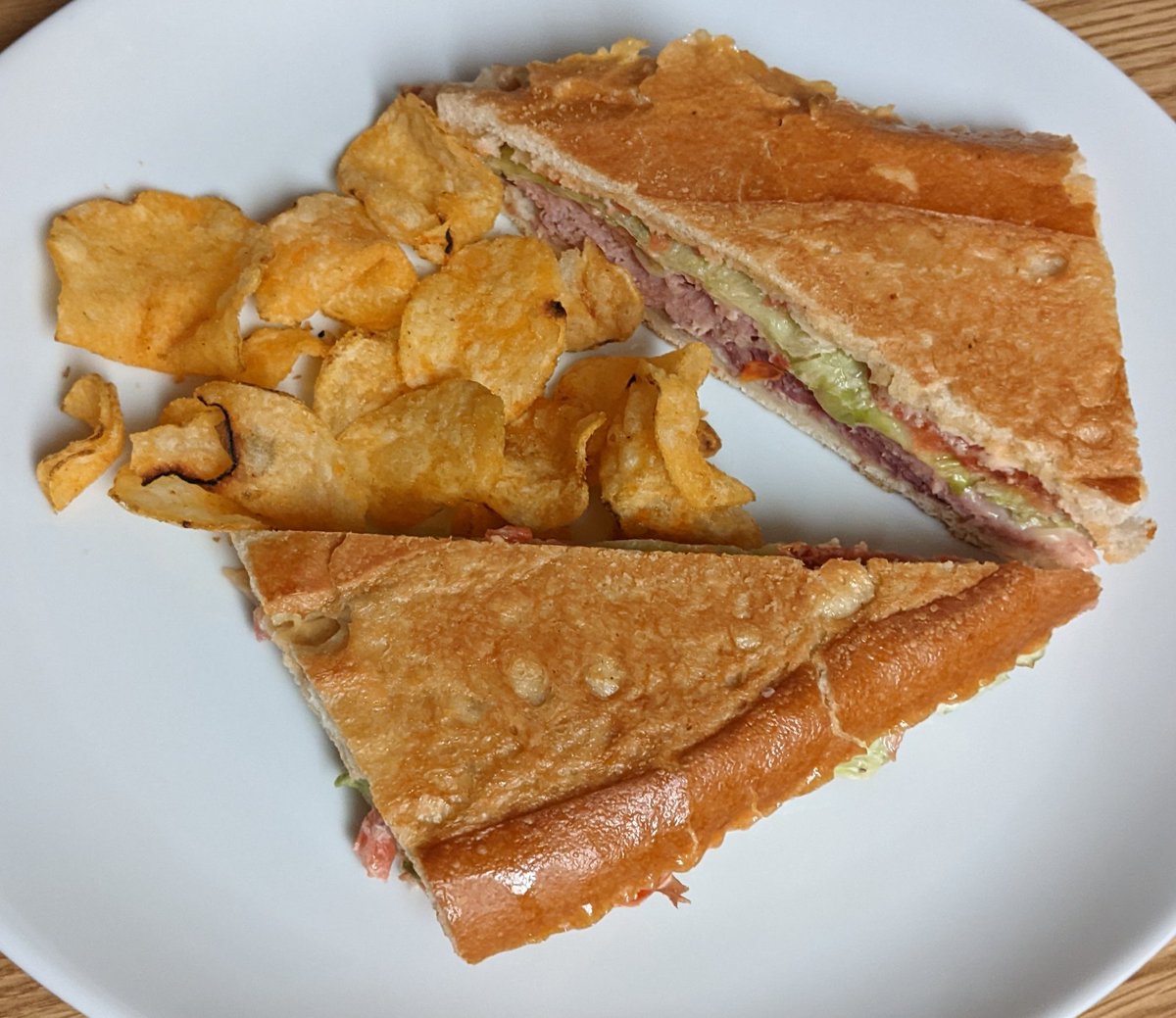 Pressed Ham & Swiss Cheese Sandwich with Zapp's Voodoo Chips 

#allkindsofrecipes #testkitchen #hamandswisscheesesandwich #hamandcheesesandwich #hamandcheese #sandwich #jamon #ham #swisscheese #cheese #mayo #mustard #lettuce #tomato #zapps #zappsvoodoochips #utz