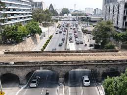 Luego se arriba al inicio de la Zona 1 donde se encuentra un puente 🌉 arqueado o con cúpulas 🔔 🔔 🔔 🔔 del ferrocarril que conducía al puerto marítimo en el Océano 🌊 Pacífico. Antes están los edificios del Instituto Guatemalteco de Turismo INGUAT, el Edificio 🏢 Torre Café y