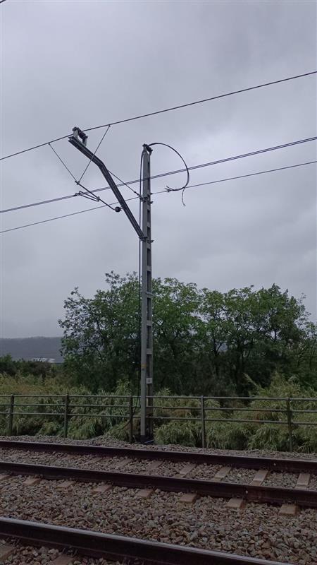 Un nou robatori de coure obliga a circular en via única entre Mollet i Montmeló, el que provocarà demores en aquest tram. Tècnics d’Adif treballen en la resolució de la incidència causada per aquest acte vandàlic
