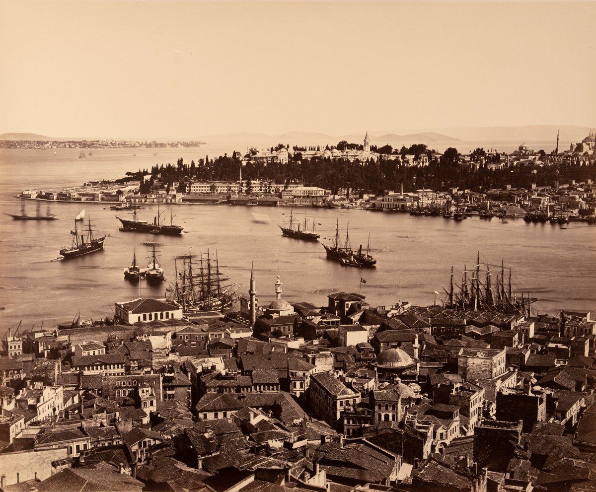 1- Macar Országos Széchényi Kütüphanesi, İstanbul'un az bilinen fotoğraflarını çevrimiçi erişime açtı. Gelin 1868-69 yıllarının İstanbul'una Pescal Sebah'ın kadrajından bakalım. İlk olarak yedi tepeden biri olan Sarayburnu tepesi üzerinde kurulu Topkapı Sarayı'ndan başlayalım.