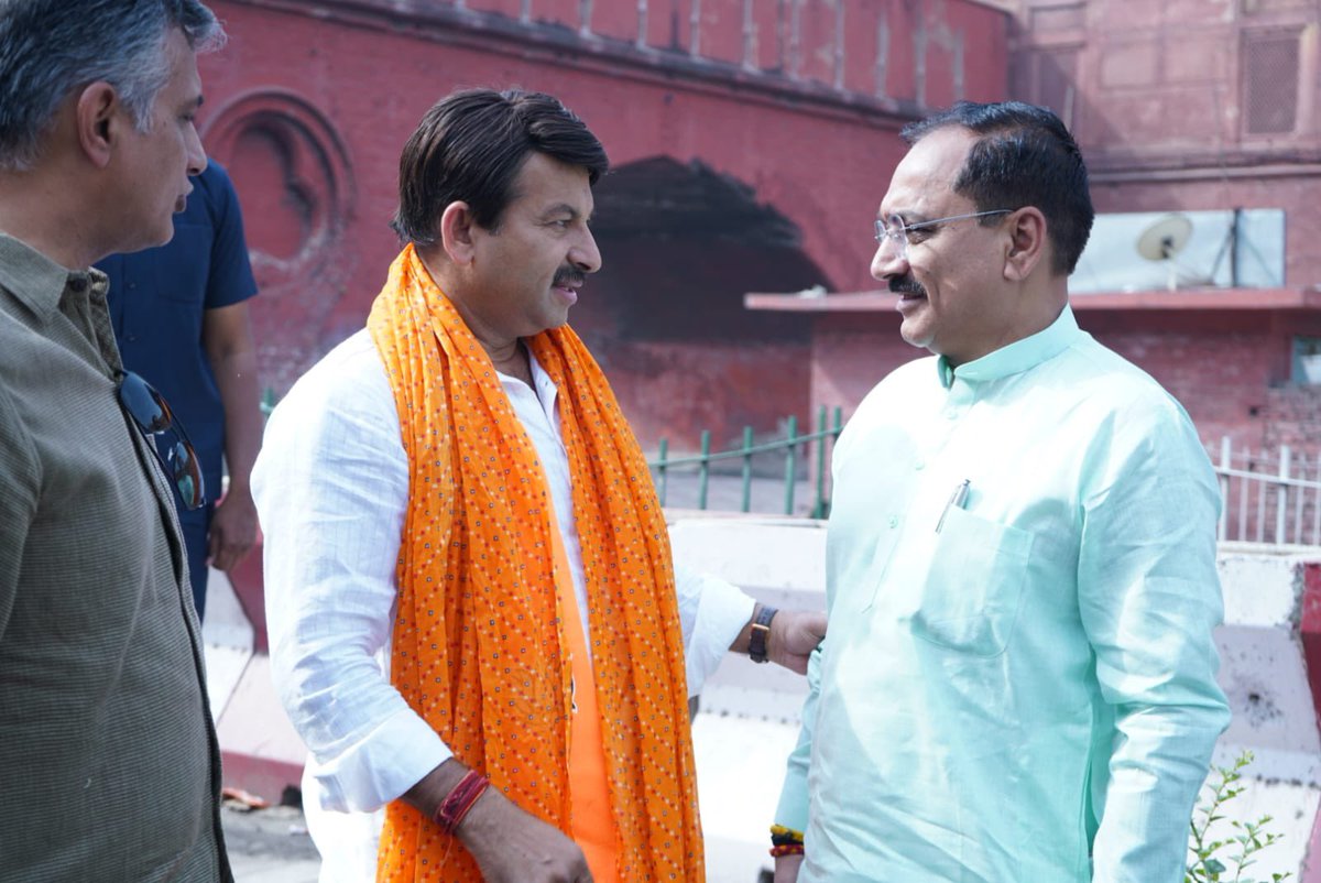 On my way to campaigning today, met @ManojTiwariMP ji early in the morning campaigning. The people of Delhi can see their leaders working on ground day and night. I am sure the people of Delhi will recognize the hard work and we’ll mark our victory to make Shri @narendramodi ji…