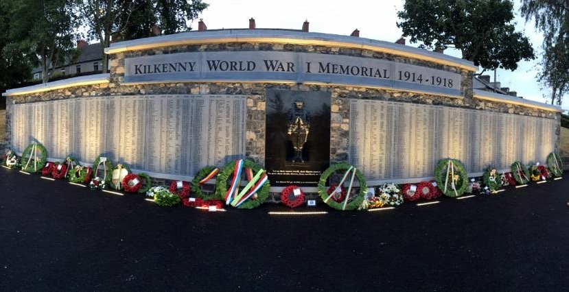 The majestic Kilkenny Great War Memorial below, remembers over 835 men & women from Co Kilkenny🇮🇪☘️ who tragically died/killed in WW1. Another 64 died/killed in WW2 - see list below: