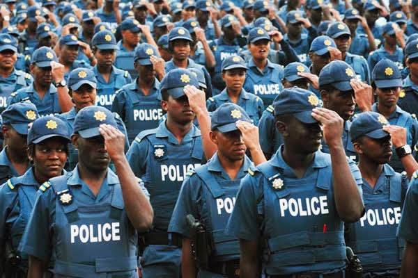 vow_881's tweet photo. 📰 Defence Minister Thandi Modise announces the formation of a task team to tackle criminal activity ahead of next month's elections. #vowfm #vowfmbreakfast #JoburgNews #ElectionsSecurity 🇿🇦🗳️ https://t.co/1OKXTvcWqA