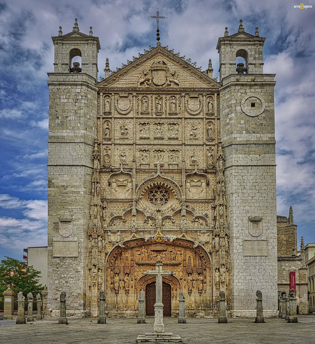 Iglesia de San Pablo (#Valladolid), considerada como una de las máximas cotas del estilo Gótico Isabelino. En ella destaca su espectacular fachada que podemos definir como un auténtico retablo esculpido en piedra #FelizLunes #BuenosDias