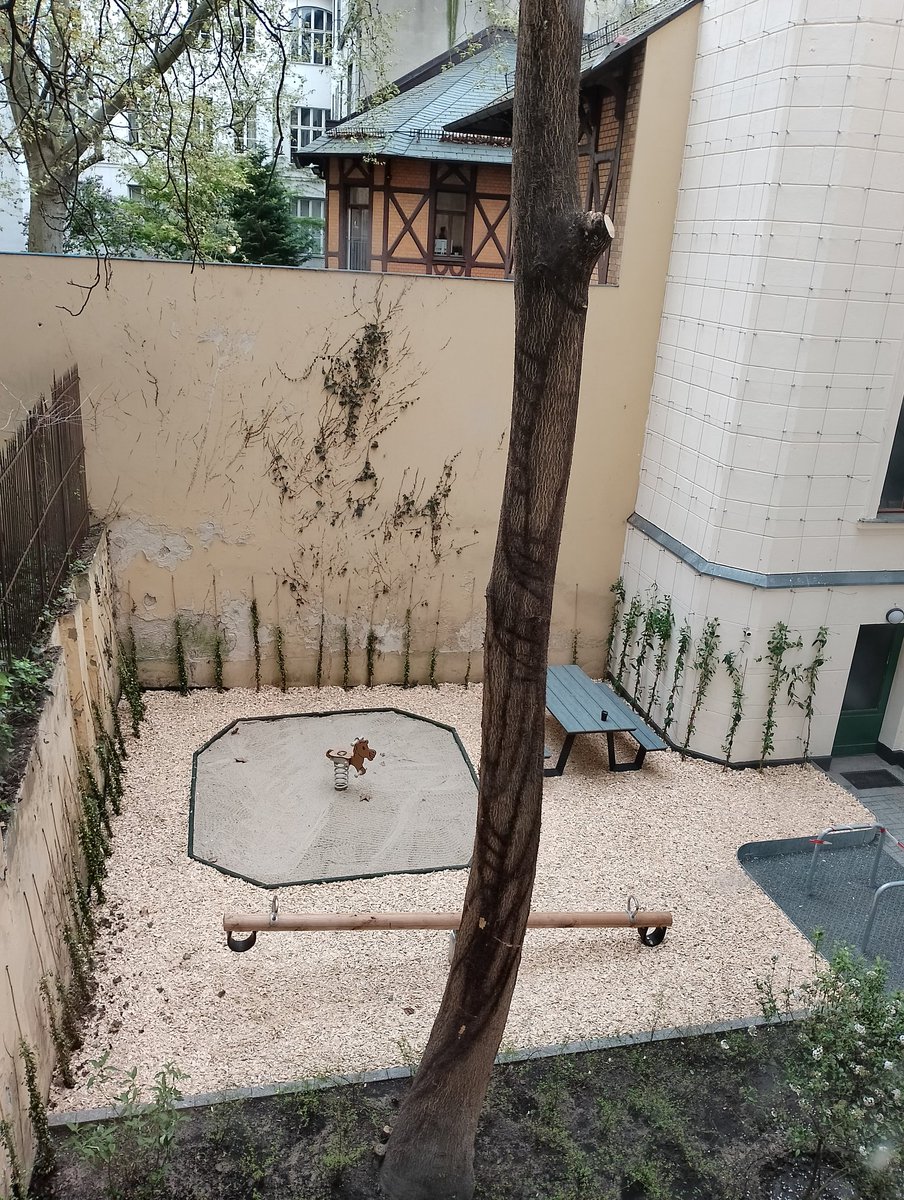 Irrsinn in der BauVO: Bei Dachausbau ist ein Kinderspielplatz auf dem Grundstück zu errichten.Hier wurde ein Urbanes Habitat vernichtet für Selbigen, obwohl 0 Kinder im Haus wohnen und wohl niemals Eines hier spielen wird.@BA_Xhain @SenStadtBerlin