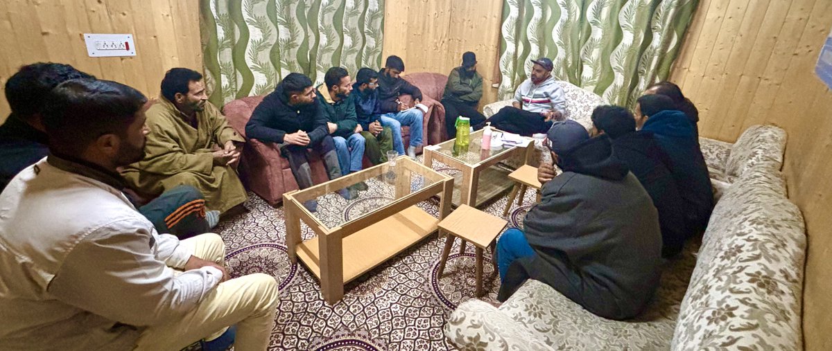 Update from the booth meeting at J-65 Jawharnagar! Booths of Sonpah A/B were covered today. The meeting was held by @YJKPC_ President @Mudasir__Karim, Secretary to YJKPC President @Bhat1Zulfikar & YJKPC VP Dist Budgam @WahidKhanpc #DiginityAndDevelopment #SajadLone4Parliment