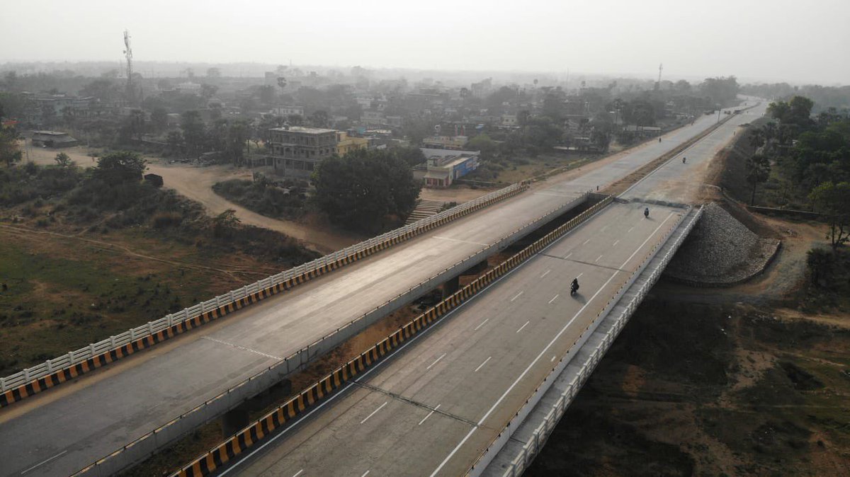 Breathtaking panorama from the Koilwar Bridge 🌉 🛣️ on the Sone River, linking Southern and Eastern Bihar, promoting efficiency and environmental conservation.

#PragatiKaHighway #GatiShakti #BuildingTheNation #ModiKiGuarantee #KoilwarBridge