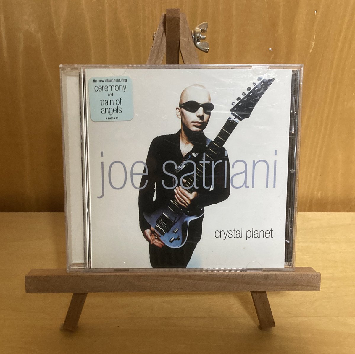 今宵 ギターインスト🎸で
#JoeSatriani
1998年
✨🎸『Crytal Planet』🎸✨

彼の軽快な超絶技巧ギター聴きながら…明日に備えます🎸👍

1999年度グラミー賞ベスト・ロック・インストゥルメンタル・パフォーマンス部門ノミネート曲
⑪A Train Of Angels😆🎸
youtu.be/pUGaQU0yTPA?si…