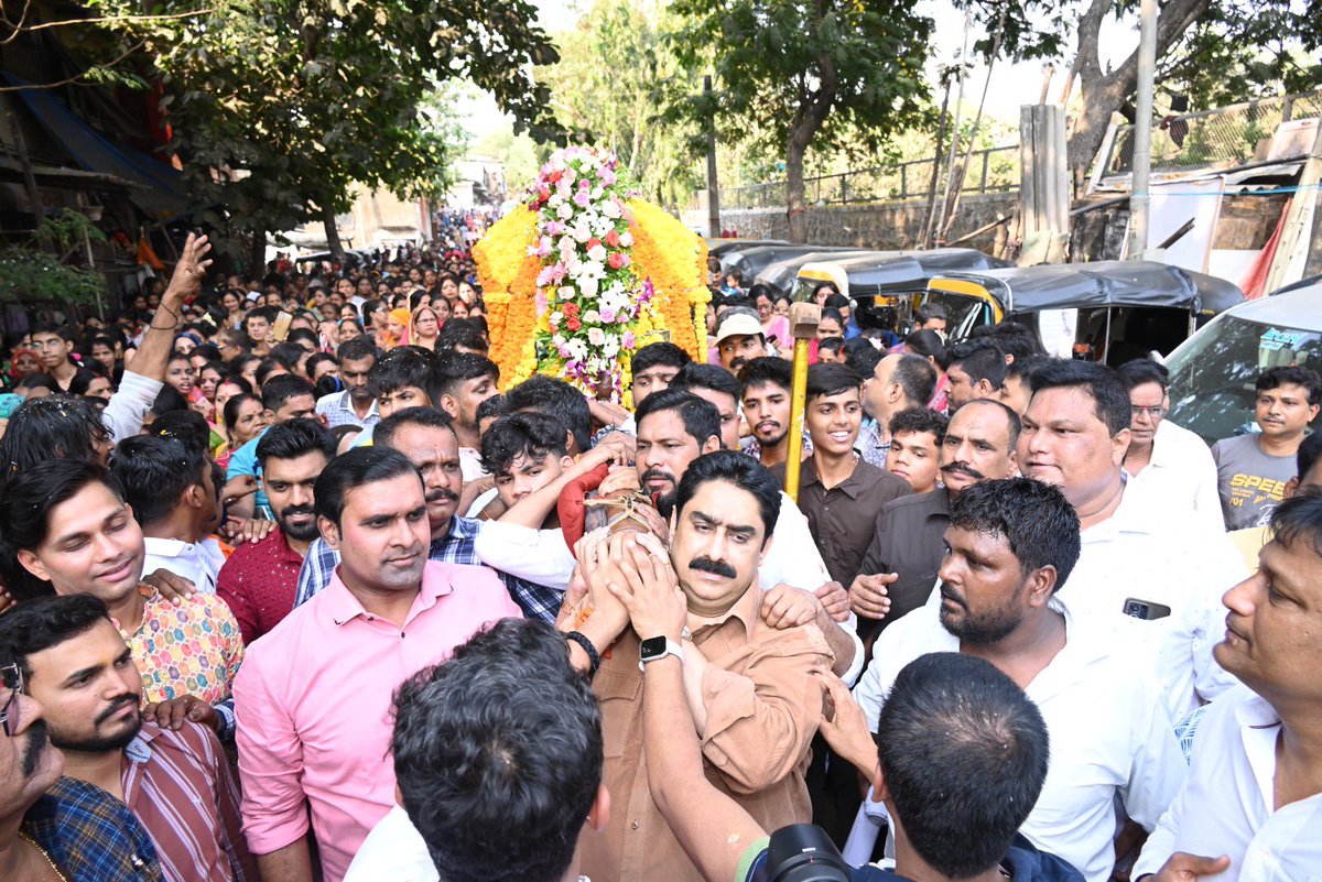 घाटकोपर पश्चिम येथील गांवदेवी मंदिर पालखी सोहळ्यास भेट दिली. पालखीचा खांदेकरी होऊन तिच्या पायी लीन होण्यासाठी भाग्य लागतं, मला ते भाग्य लाभले. #PalakhiSohala #NorthEastMumbai #Mashal #AaplaBhau #SanjayDinaPatil