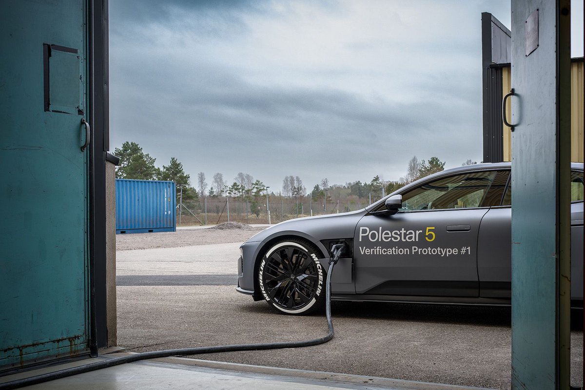 Polestar has demonstrated new technology which allows for ultra-fast charging, hitting speeds as high as 370kW buff.ly/3wntMb7