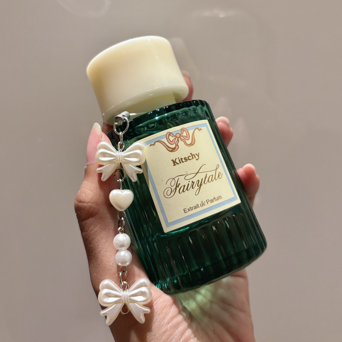 WOYYYYY U CANTIK BGT??!?!?!??

Pecinta vanilla scent HARUS PUNYAAAAA! Its a pistachio, florals, and vanilla kind of scent. W pake ini berasa cantik kayak ibu periii 🧚🏻‍♀️☁️