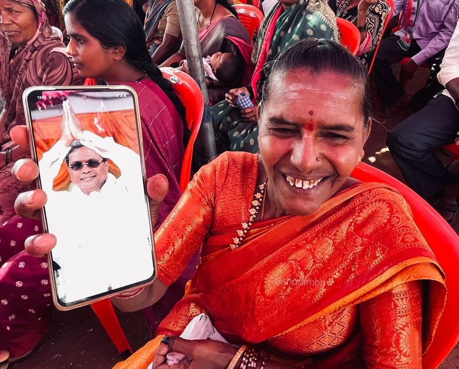 #LokSabhaElections2024 :

#ChangingLives: BIG WOMEN EMPOWERMENT PUSH; CONG GUARANTEE CHANGING THE LIVES OF POORS' in KARNATAKA

📌A woman, a resident of Haveri district, a beneficiary of #GruhalakshmiScheme collected money every month and bought her favorite mobile phone and