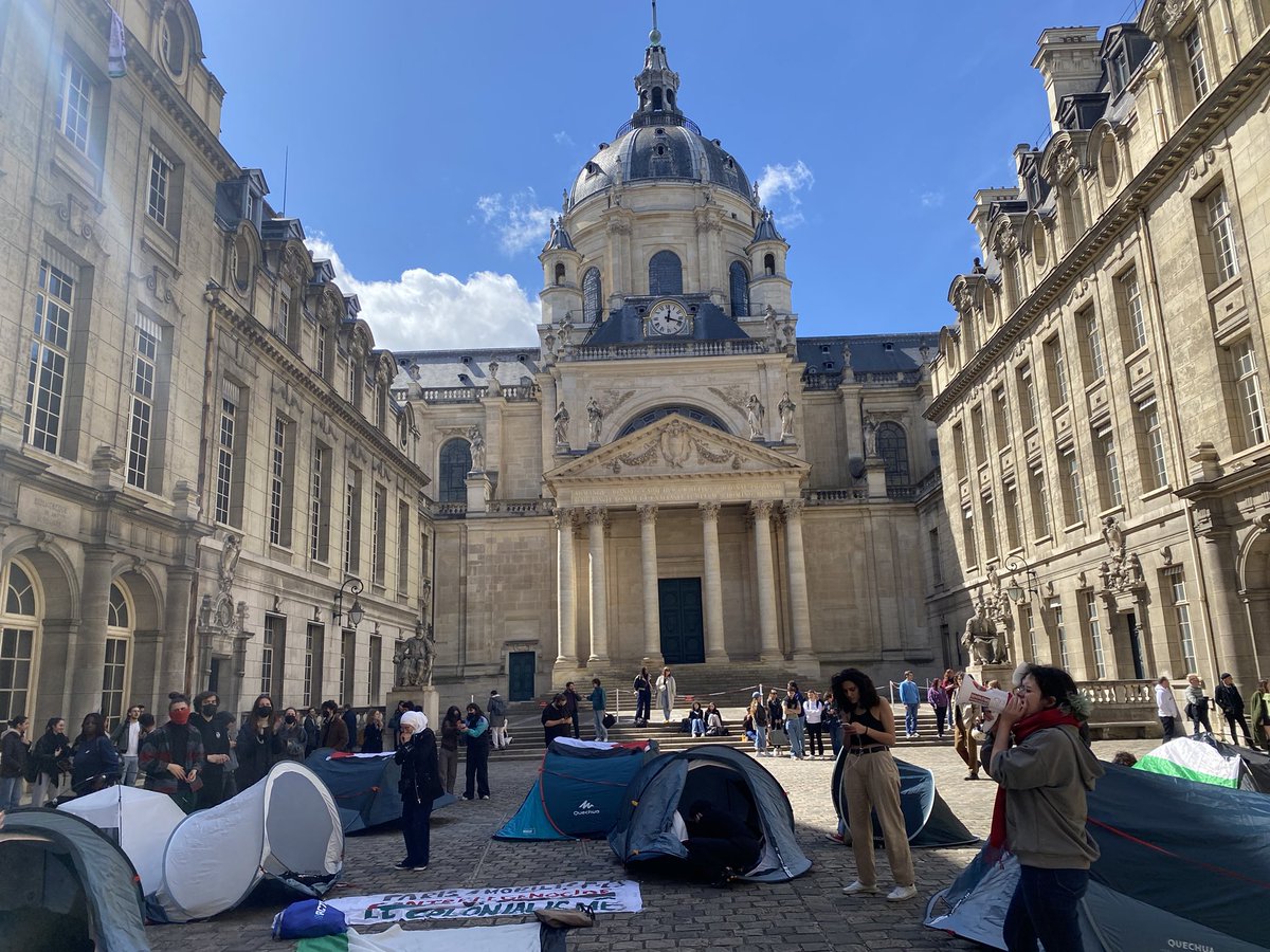 La Sorbonne is officially occupied. La Sorbonne est officiellement occupée.