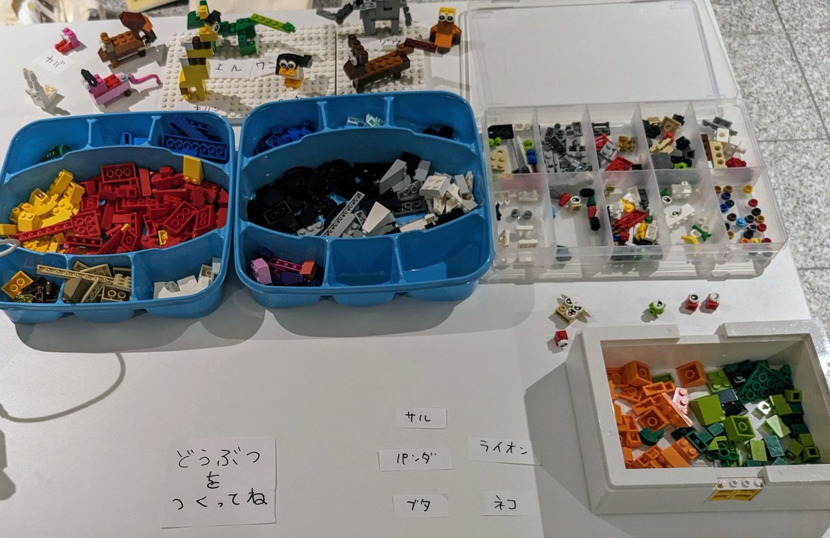 #M5JPTOUR2024 Osakaにて動物園 完成！！🙌
LEGOパーツを置いて、来場者に「なにか動物を作って」とお願いしたところ、いっぱい作っていただいて大満足〜😍  🐕🐧🦒🐸🐘🦫🐄🐇
画像認識AI（GPT-4V）にも だいたい正しく判定されました👍
