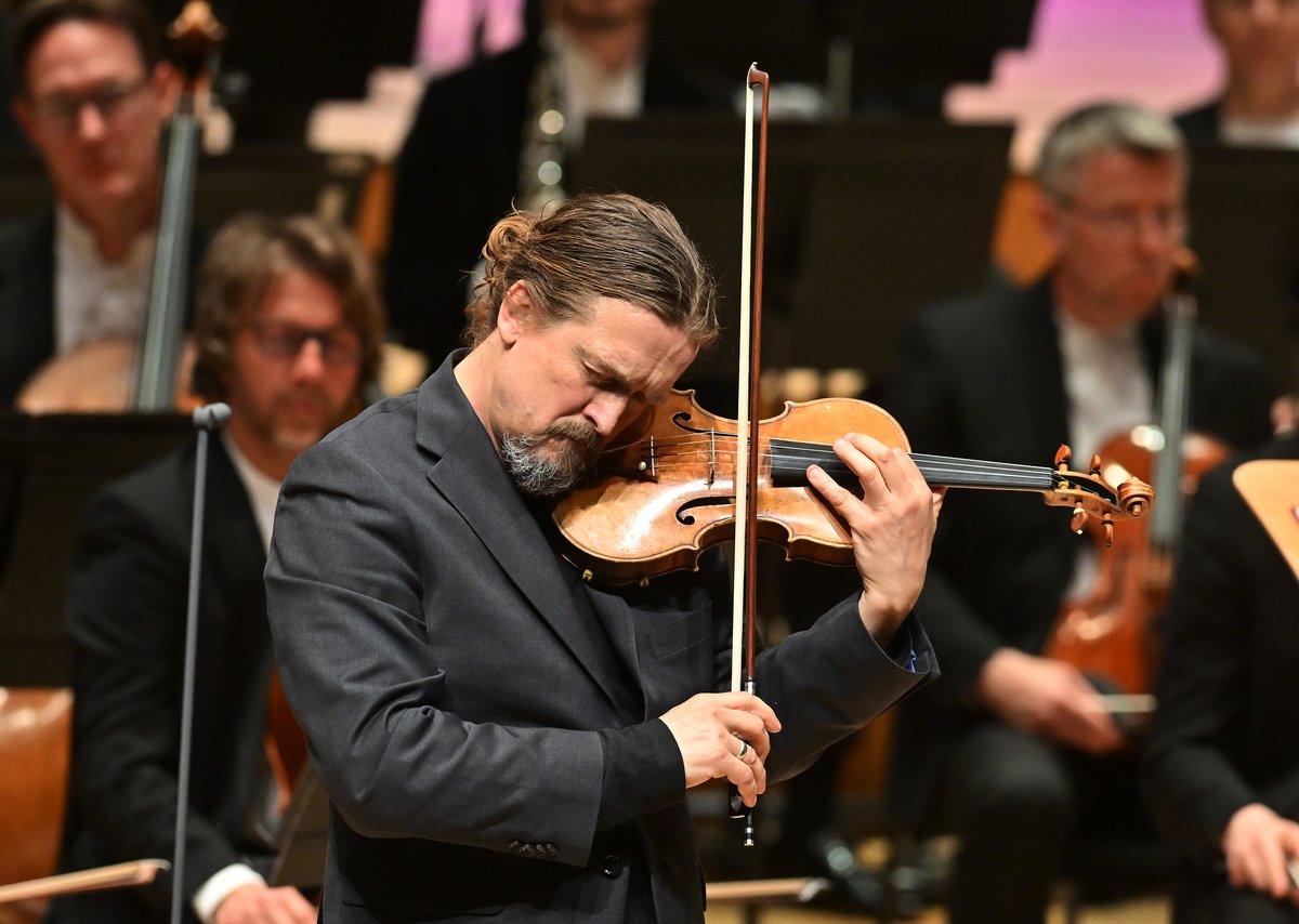 Wishing a very happy birthday to the fantastic violinist Christian Tetzlaff! 🎻🎉 Here's a throwback to May 2023 when he joined us on-stage at the @Barbicancentre, conducted by Michael Tilson Thomas. Photo: Mark Allan