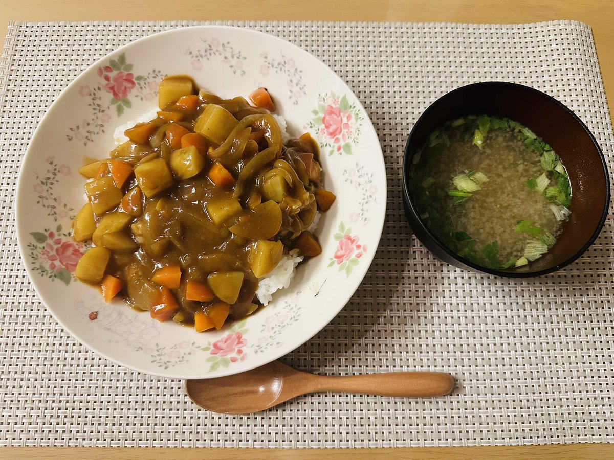 本日の夜ご飯🧑‍🍳

#カレーライス #味噌汁
#人参 #じゃがいも #玉ねぎ #肉なし
#夜ご飯 #本日の夜ご飯
#手軽 #簡単 #料理
#料理好きと繋がりたい