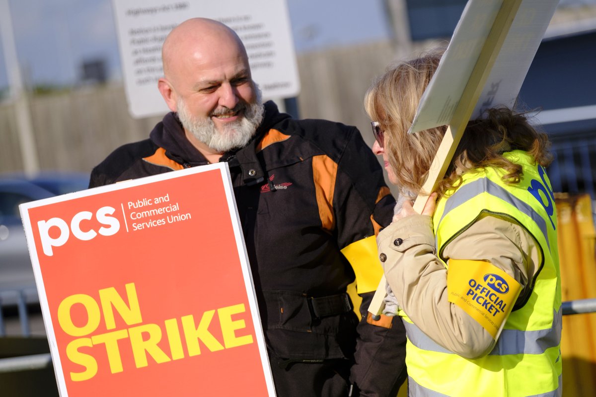 pcs_union's tweet image. More than 300 PCS members working in Heathrow terminals 2, 3, 4 and 5 walked out at 5am today. They will be on strike until May 3

#Solidarity 💪✊👏