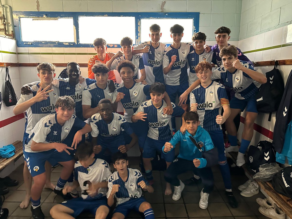FutBaseCES's tweet photo. 🫶🏻 El Cadet B suma cinc victòries en els darrers sis partits

🙌🏻 Gran esforç per a derrotar al @JabacTerrassa 

😄 Bona feina, equip!

#FutBaseCES https://t.co/mHYo4VKkYd