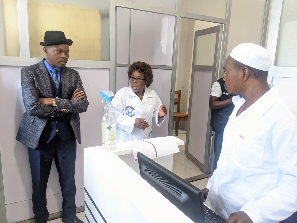 Le recteur de l' @Unigom_RDC a visité les salles d'observation, de consultation, de soins, de prélèvement ainsi que les services de kinésithérapie, de chirurgie avant de clôturer par la pharmacie et le bureau administratif du service médical.