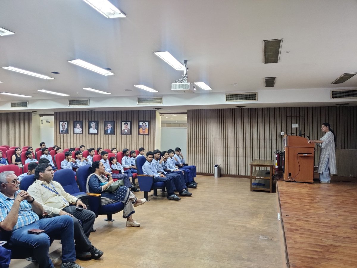 @CsirJigyasa event : Under the 'Futuristic Fridays' lecture series, Dr. Anshu Bhardwaj shared insights on 'AI in Drug Discovery' with 75 students and 5 teachers from GMSSS Sec 10 Chandigarh and GMS School Daddu Majara Chandigarh. @CSIR_IND